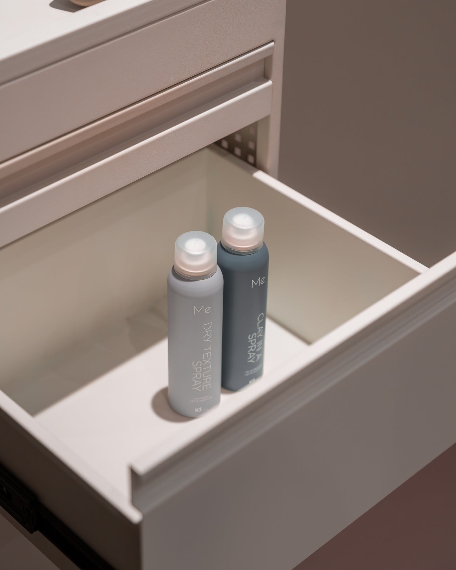 Studio 3 - Vitt rullvagn med 3 lådor och utdragsfack